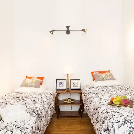 Secret & Charming Baixa 4 Bedroom דירה *